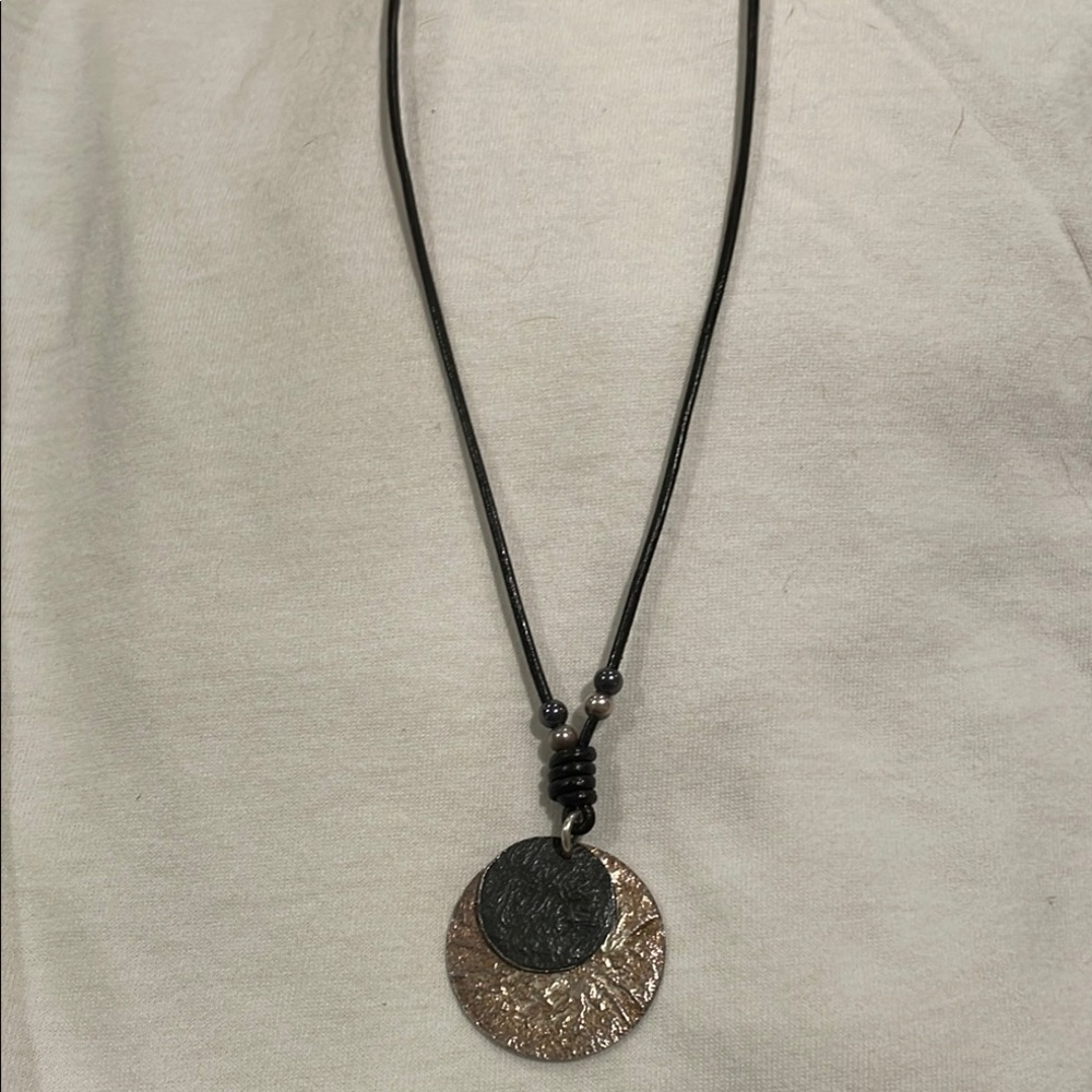 Elegant Black and Gold Pendant Necklace